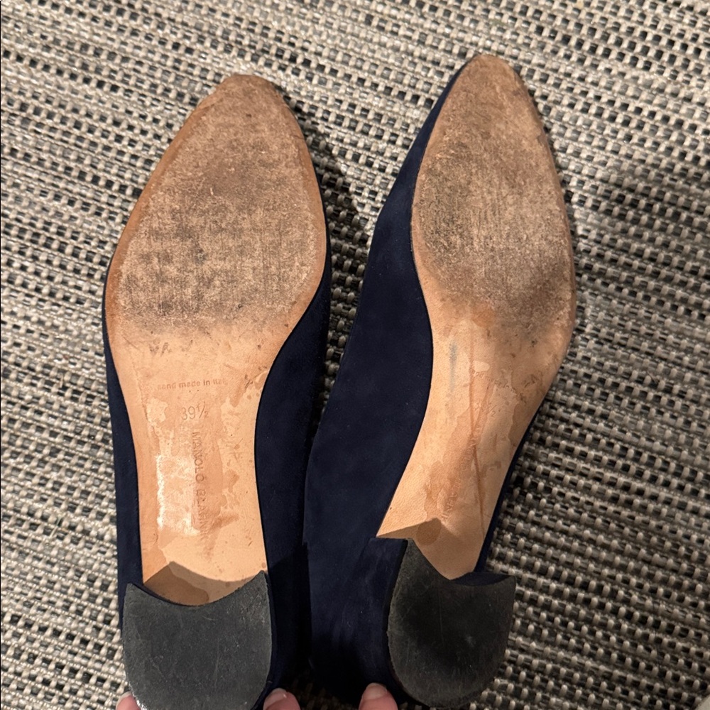 Manolo Blahnik Lista low healed suede pumps - Picture 13 of 16